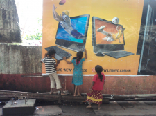 Children at Ulhasnagar train station (Wikimedia)