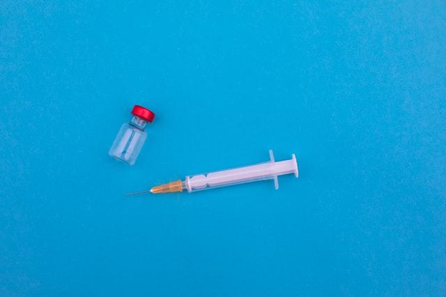 Vaccine syringe